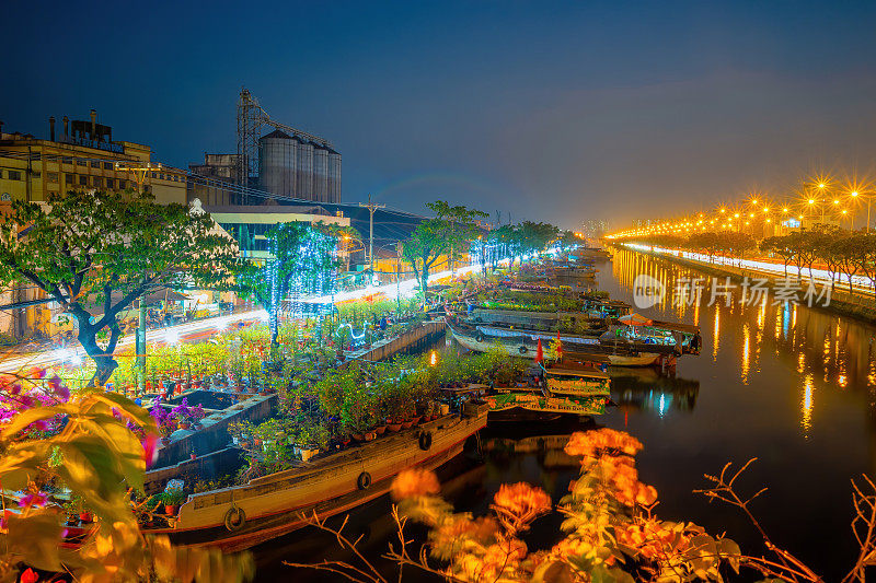 春天的西贡，运河上的船，运输春天的花为Tet到benbinh Dong露天市场，越南人高兴与农历新年，越南